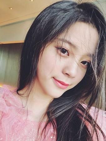 欧阳娜娜在社交平台发布照片,P图痕迹暴露无遗