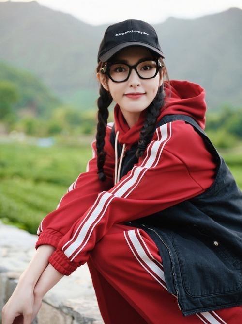 唐嫣医院探望胡歌妻女,3岁女儿陪同样貌曝光,大长腿很吸晴