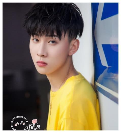 王乐乐晒照秀恩爱,看到女友侧颜,网友直呼,好像在哪见过