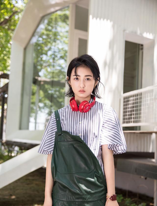 张子枫无惧镜头怼脸,直男自拍角度遭吐槽,无意撞脸宋祖儿