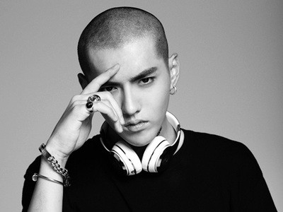 耍的了酷，卖的了萌，就连光头也是帅呆了，长腿欧巴凡先生