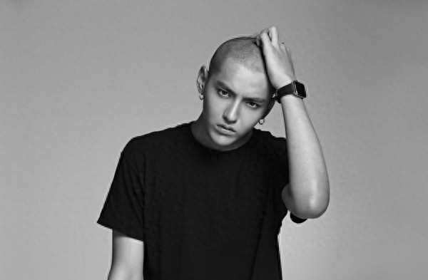 耍的了酷，卖的了萌，就连光头也是帅呆了，长腿欧巴凡先生