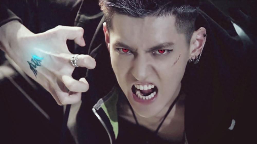 耍的了酷，卖的了萌，就连光头也是帅呆了，长腿欧巴凡先生