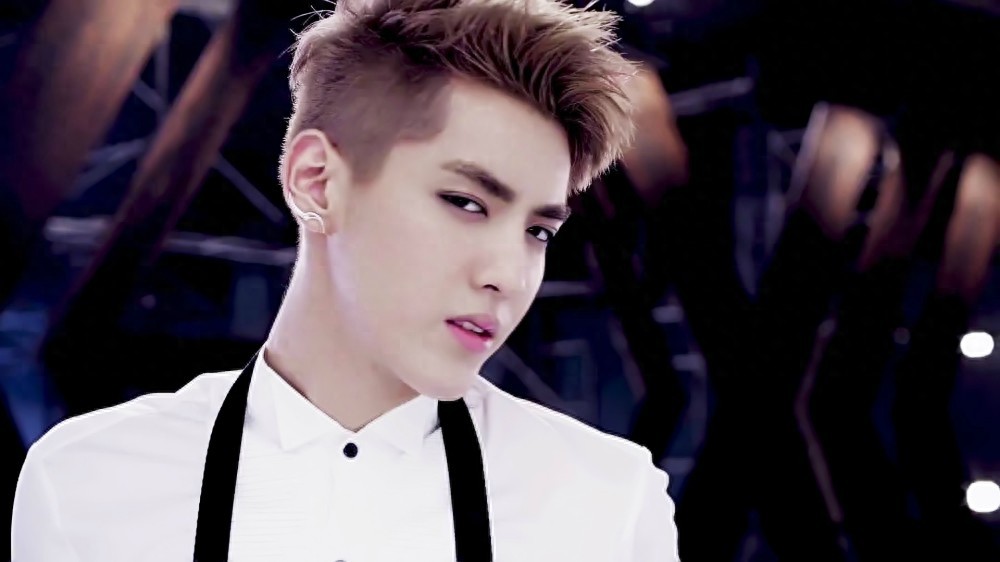 耍的了酷，卖的了萌，就连光头也是帅呆了，长腿欧巴凡先生