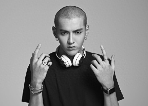 耍的了酷，卖的了萌，就连光头也是帅呆了，长腿欧巴凡先生