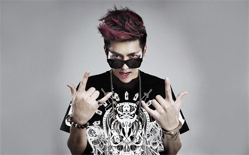 耍的了酷，卖的了萌，就连光头也是帅呆了，长腿欧巴凡先生