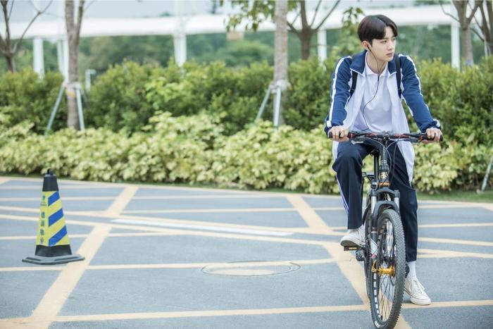 赖冠霖《初恋那件小事》开播 清爽校服造型贵气十足