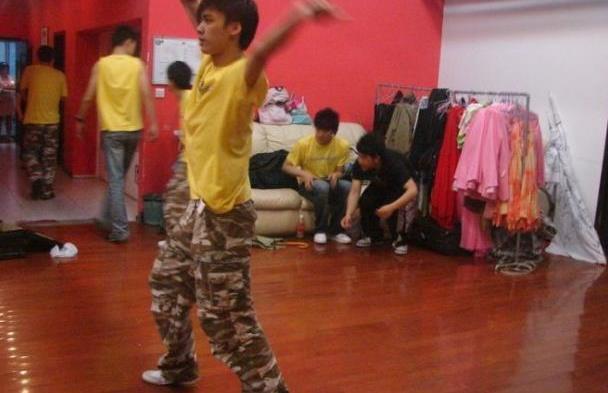 李易峰二十岁生日是这样过的,选秀后台,好友齐聚,简陋却快乐