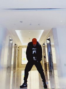 陈赫晒嘻哈风全身照 自称以前瘦现在帅