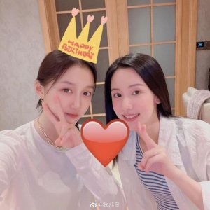 ​陈都灵晒合照为关晓彤庆生 两人曾合作《左耳》