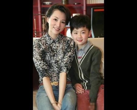 董卿的老公和孩子照片,董卿老公密春雷身价多少？本文共（1174字）