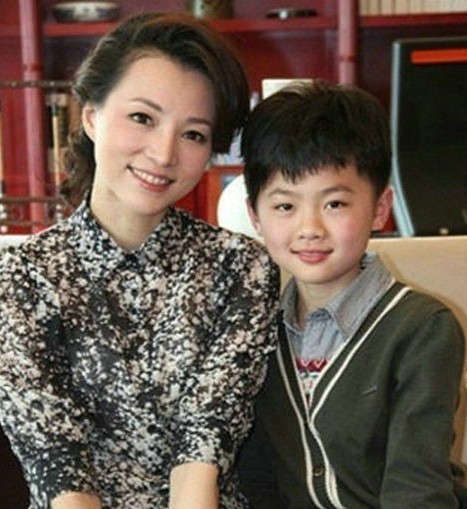 董卿的老公和孩子照片,董卿老公密春雷身价多少？本文共（1174字）