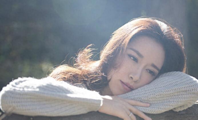 美女歌手金池，歌声磁性有穿透力，唱功与台风俱佳，为舞台而生！