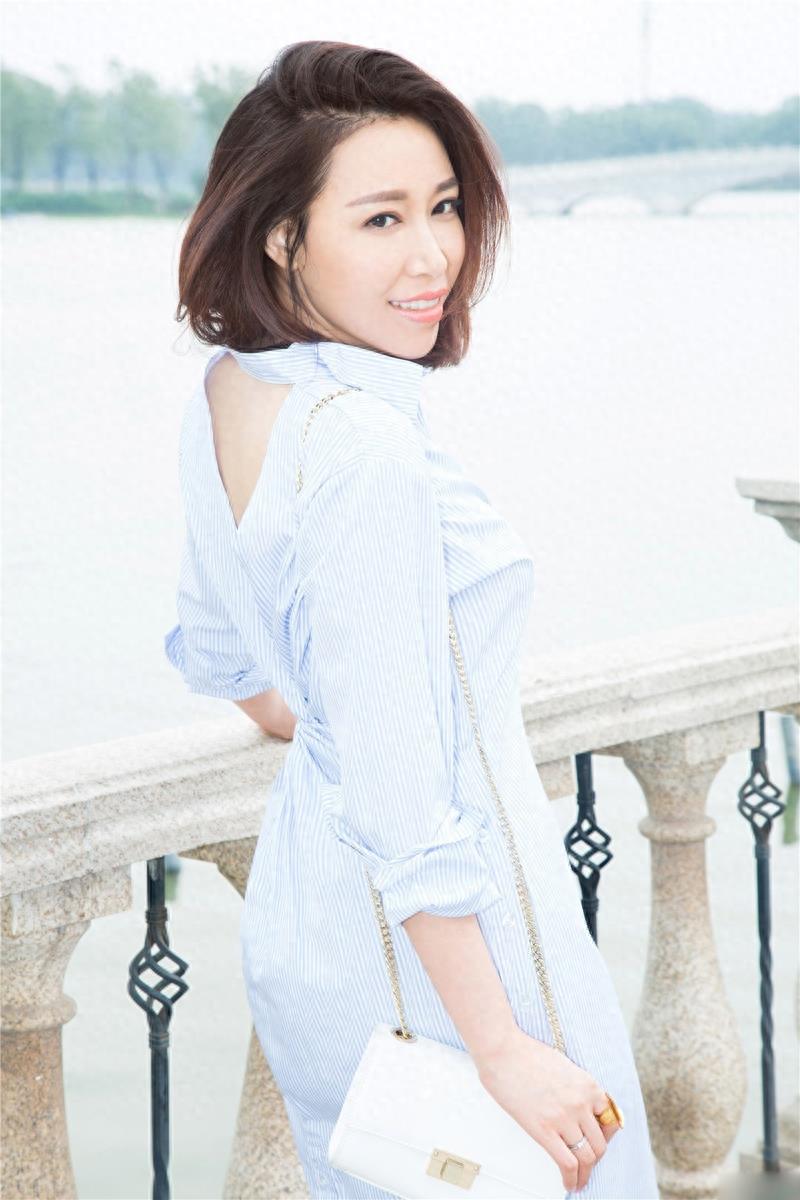 美女歌手金池，歌声磁性有穿透力，唱功与台风俱佳，为舞台而生！