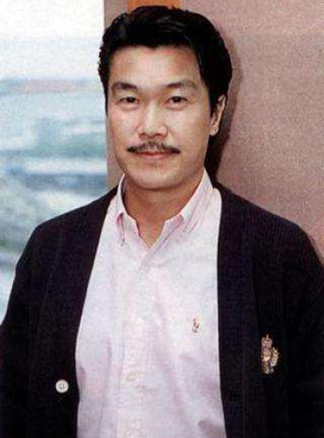 赵雅芝和黄恺杰(赵雅芝与33岁小儿子现身机场)(12)