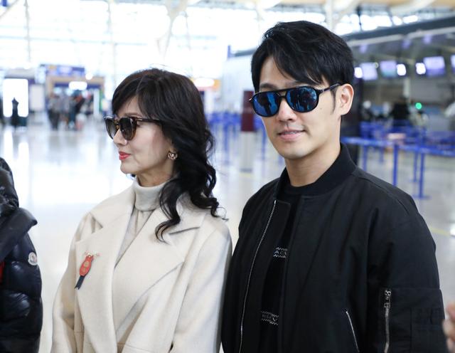 赵雅芝和黄恺杰(赵雅芝与33岁小儿子现身机场)(2)