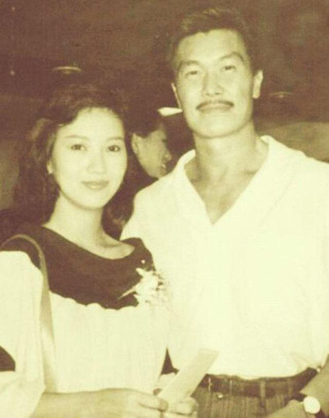 赵雅芝和黄恺杰(赵雅芝与33岁小儿子现身机场)(11)