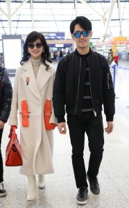赵雅芝和黄恺杰(赵雅芝与33岁小儿子现身机场)