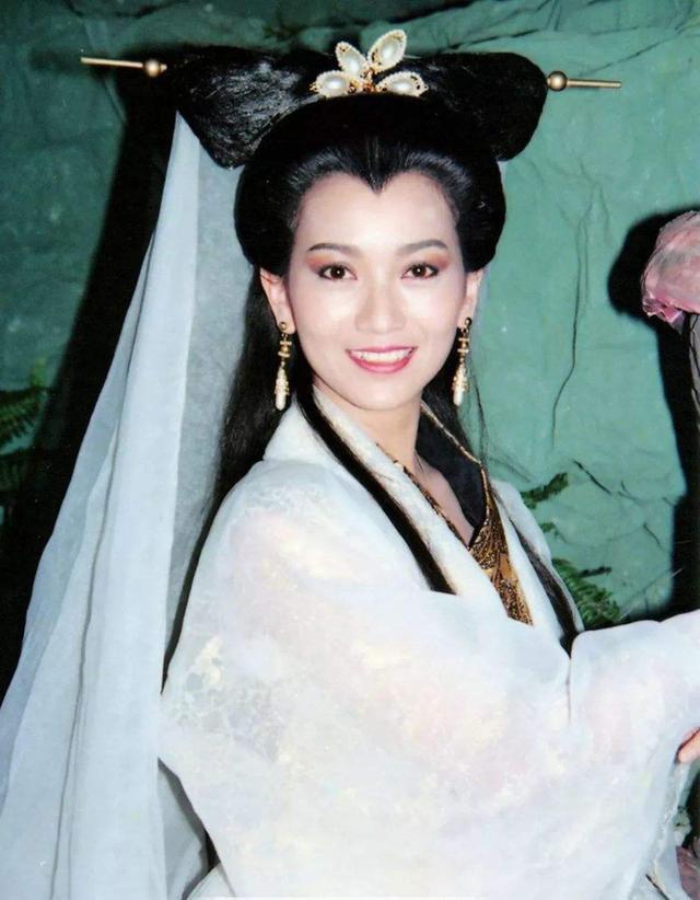 赵雅芝和黄恺杰(赵雅芝与33岁小儿子现身机场)(7)