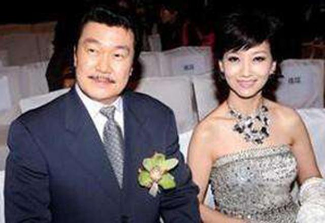 赵雅芝和黄恺杰(赵雅芝与33岁小儿子现身机场)(10)