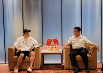 王思聪不搞美女搞事业,穿裤衩与市委领导会面,曾投资失败亏20亿