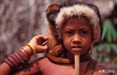 ​赤裸原始部落佐埃，以木棍穿刺下巴为美，母亲女儿一起嫁到男方
