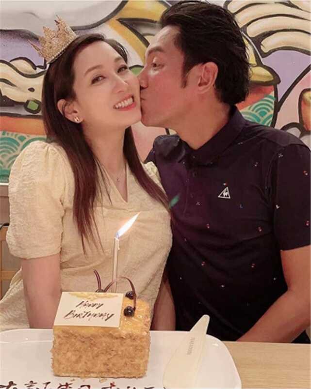 刘德华三度金像奖(刘德华一家人的近照)