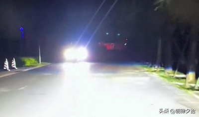 男子夜骑电动车,被对向轿车远光灯晃眼后撞上货车死亡 法院判了:该司机承担一