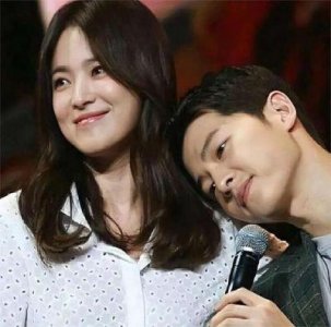 唐嫣与宋慧乔同场看秀，差2岁状态迥异，辣妈风采更胜一筹