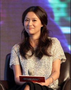 6岁就被导演选中，从当红小花旦跌落神坛，被感情耽误太可惜