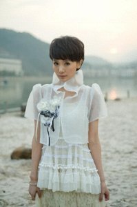 她在《甄嬛传》中因声音出圈，被赞美貌不输给华妃