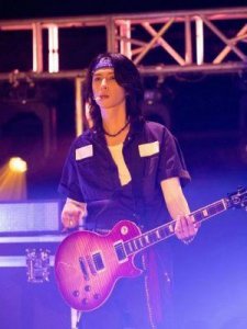 张淇担任黑豹乐队主唱8年终获替换，以团宠身份征战《哥哥》节目，却遇霉运