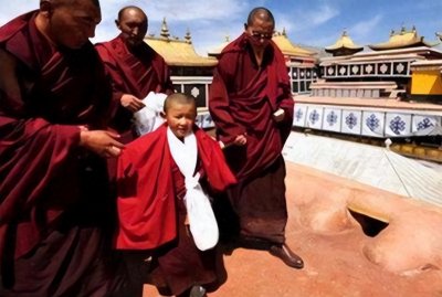 ​90后孩童被认定为活佛转世，然而成为灵童的过程却不那么简单！