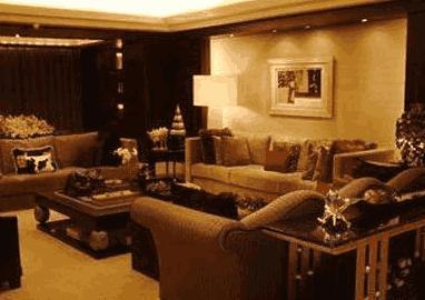 细说演员成龙的豪宅,北京1200平四合院,香港九龙塘上亿简装别墅