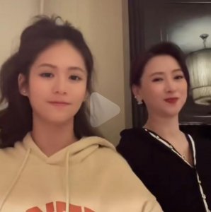 ​翁虹与 14 岁女儿同框似姐妹，两人跳舞好养眼，网友狂赞女儿颜值