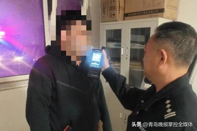 青岛一男子醉驾回家等信号灯时睡着,等来交警