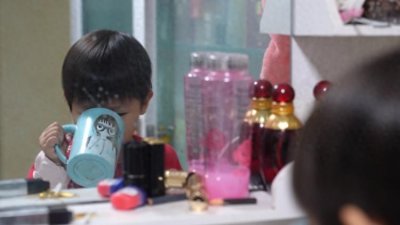 ​雇主失联，育儿嫂当了三年妈，报警寻亲却发现“真假”父母都在监狱服刑