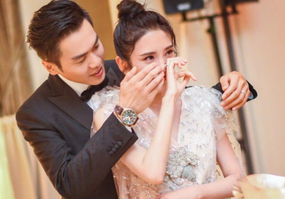 唐艺昕为自己庆生!张若昀特殊出场方式引热议,蛋糕署名暗藏心机