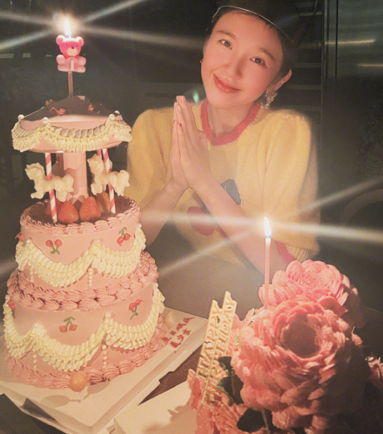 唐艺昕为自己庆生!张若昀特殊出场方式引热议,蛋糕署名暗藏心机