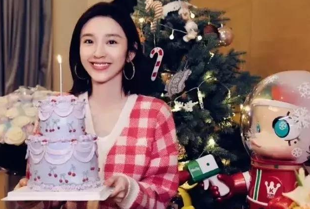 唐艺昕为自己庆生!张若昀特殊出场方式引热议,蛋糕署名暗藏心机