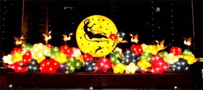 ​花灯，又名彩灯、灯笼。是中国传统农业时代的文化产物