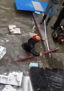 ​明后两天仍有降雨！北京一居民家中地下室雨水倒灌，水深80厘米