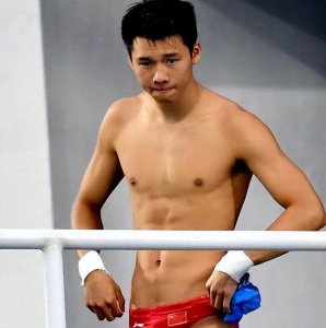 男跳水员的难言之隐:赛前刮毛是基础要求,泳裤太小容易被关注!