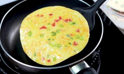 ​早餐不用出去买，学会这样做鸡蛋饼，又薄又柔软，吃一口越嚼越香