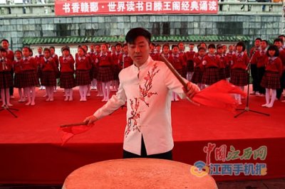 ​滕王阁下学生齐诵《滕王阁序》