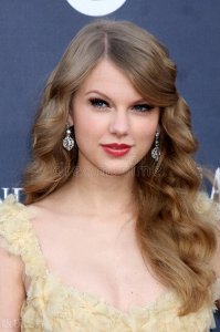 ​被侮辱、被网暴，她从乖乖女变恶女，成为全球最受仰慕的女人