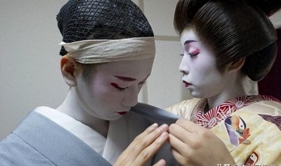 ​15岁少女成为日本国宝级“花魁”，英国女王都吃醋