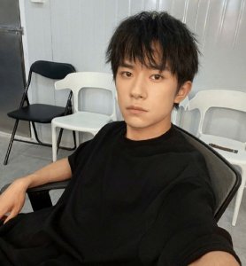 易烊千玺回应考编争议：决定放弃入职国家话剧院